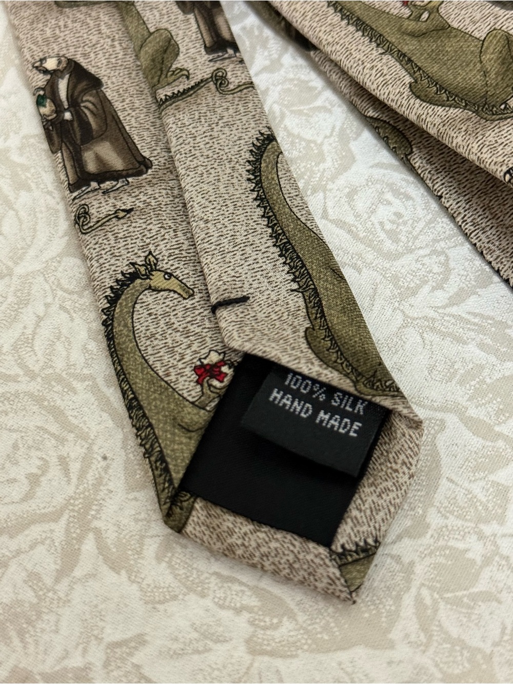 Rare: Edward Gorey - Dragon and Man Exchange Gifts Men’s Neck Tie 100% Silk - Picture 5 of 5